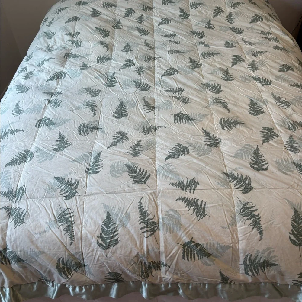 Vintage Quilt Hand Crafted Bedspread Leaf Pattern Cotton Silk Trim Cabin Green